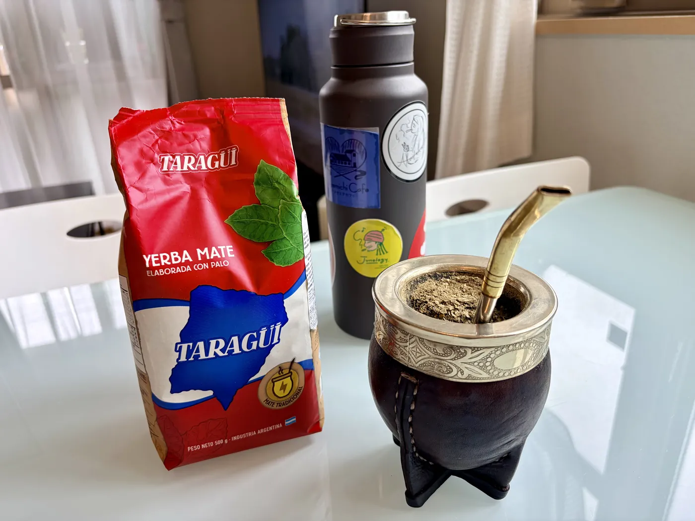 日本の食卓。アルゼンチンのイェルバマテの袋と水筒、そして茶葉を詰めたマテ壺とボンビーシャ